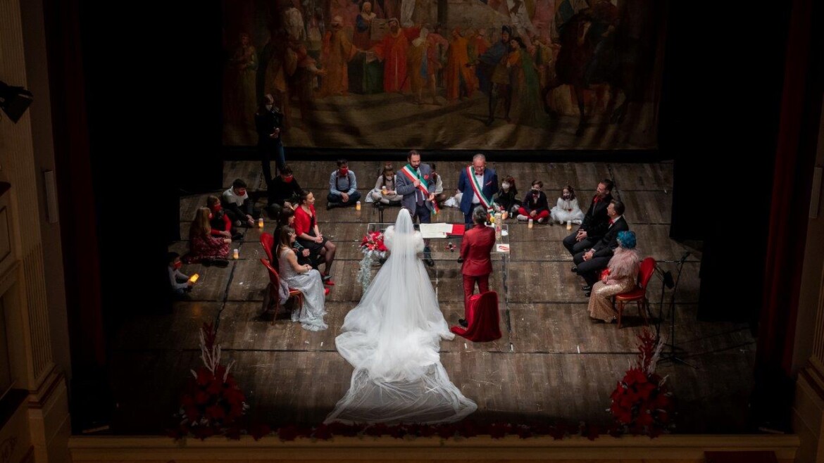 Getting married in a theatre? What a spectacular event!
