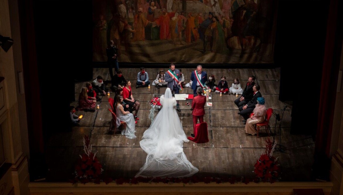 Getting married in a theatre? What a spectacular event!