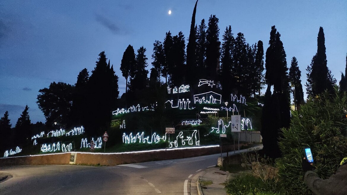 The Christmas atmosphere comes to life with the “Via dei Presepi” and the “Santas” on bicycles