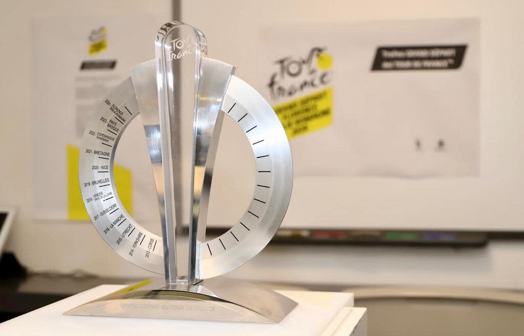 Ciclismo, tre generazioni a confronto per l’accoglienza del trofeo del Tour de France