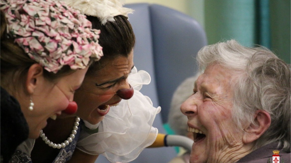 Clown e sorrisi, la “bella visita” di Teatro C’Art alla Casa di Riposo “Ciapetti”