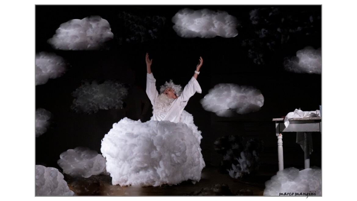 Stories of Women in a “waiting room” open the “L’Ora d’Aria” theatre review
