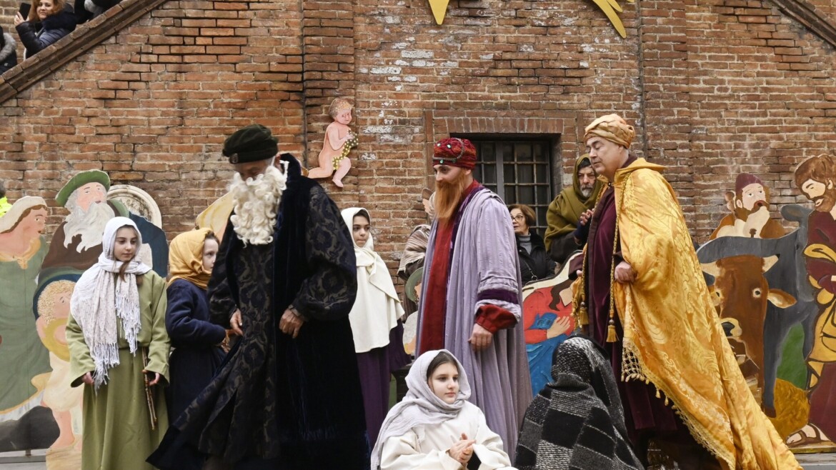 Martedì 6 gennaio arriva la Befana, Corteo con i Re Magi a Cavallo da Santa Maria della Marca fino alla “Via dei Presepi”.