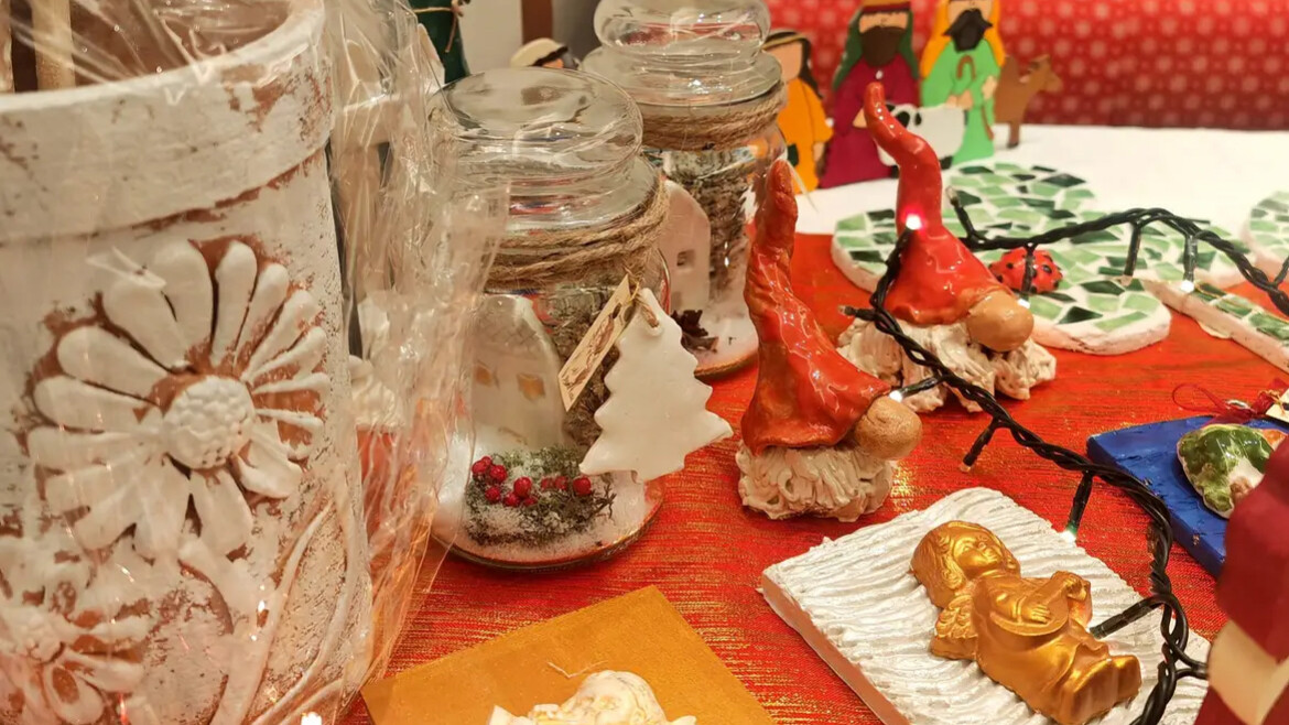 Christmas market exhibition in the town centre featuring handicrafts made by the young people of “La Ginestra”