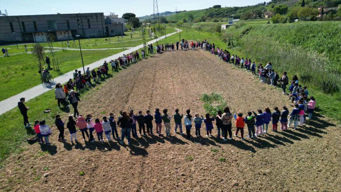 Alunni del Comprensivo “seminano” biodiversità al Parco dei Filosofi
