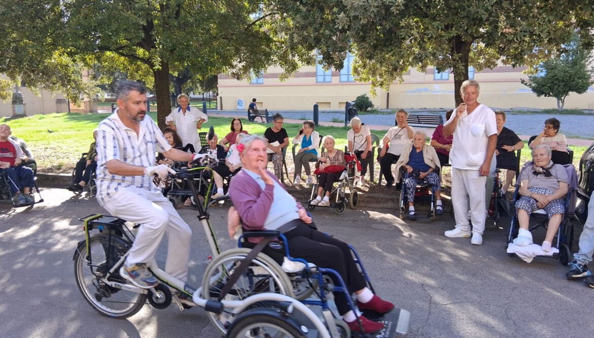 Con “Veloplus”, anche gli anziani su sedia a rotelle  delle Case di riposo “EMD Ciapetti”possono essere trasportati in Bici 