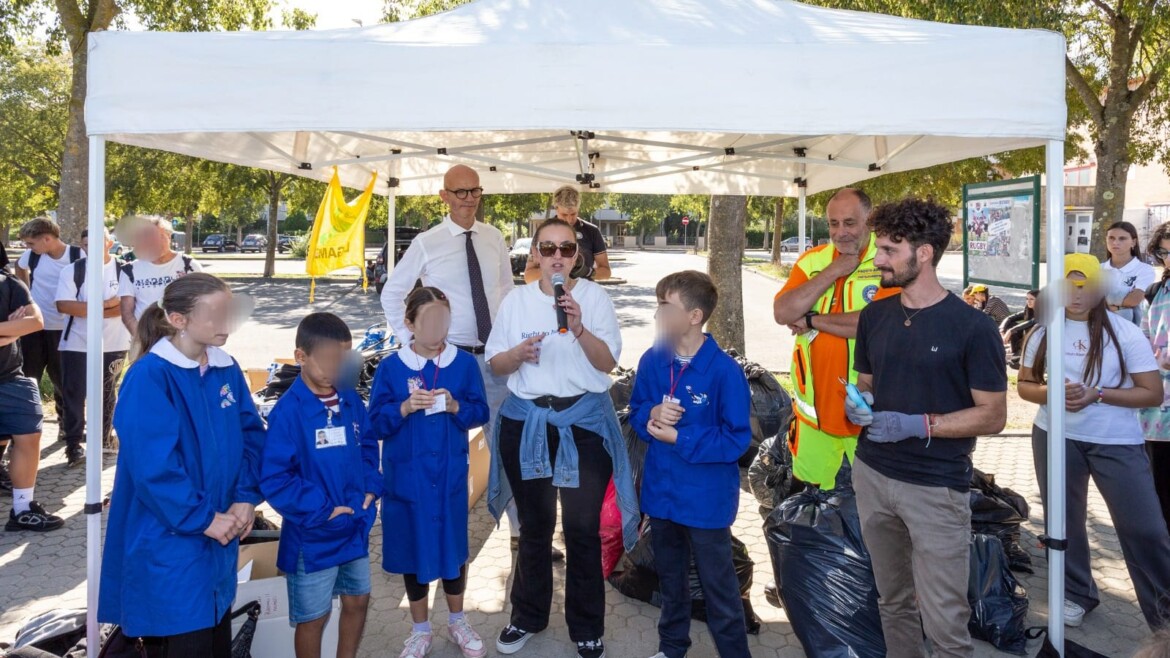Hundreds of “environmental students” are cleaning up parks and gardens