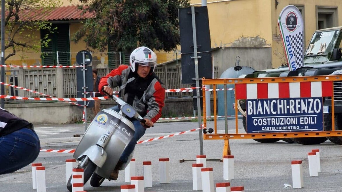 Vespa, che passione. Campionato regionale di Gimkana a Castelfiorentino