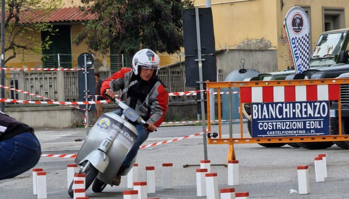 Vespa, che passione. Campionato regionale di Gimkana a Castelfiorentino