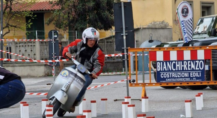 Vespa, che passione. Campionato regionale di Gimkana a Castelfiorentino