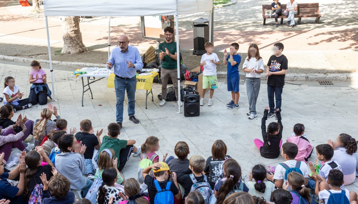 “Let’s Clean Up the World”—about 300 young people committed to protecting the environment!